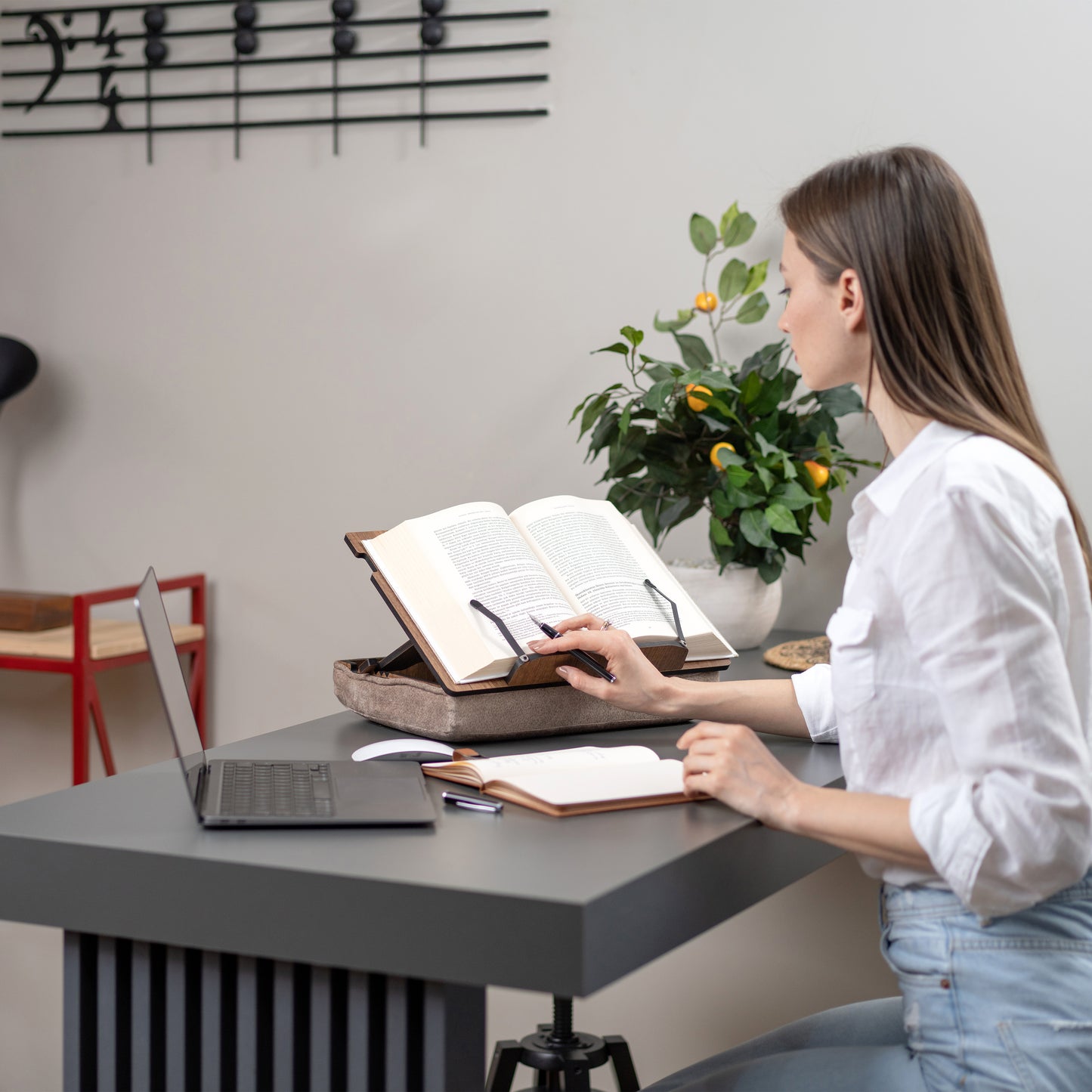 Verstellbarer Buchständer mit Aufbewahrung